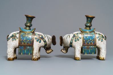 Een paar grote Chinese cloisonn&eacute; modellen van olifanten, 19e eeuw