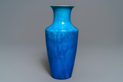 A Chinese monochrome turquoise rouleau vase, 18/19th C.