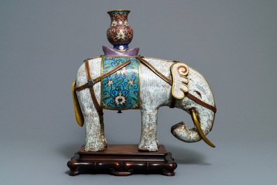 Een groot Chinees cloisonn&eacute; model van een olifant, 19/20e eeuw