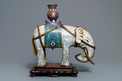 Un grand mod&egrave;le d'un &eacute;l&eacute;phant en &eacute;maux cloisonn&eacute;s, Chine, 19/20&egrave;me