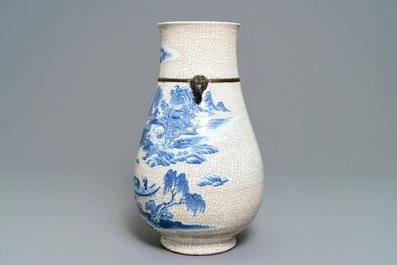 Een Chinese blauwwitte Nanking craquel&eacute; hu vaas, 19e eeuw