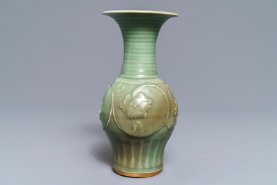 Un vase en porcelaine de Chine c&eacute;ladon de Longquan &agrave; d&eacute;cor de pivoines, Song/Ming