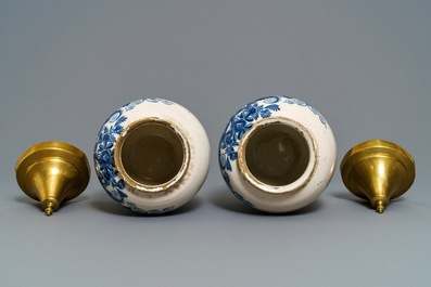 Drie blauwwitte Delftse tabakspotten met koperen deksels, 18e eeuw