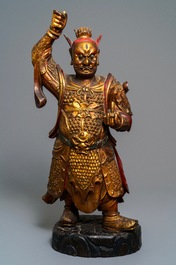 Een grote Chinese verguld houten figuur van een bewaker, 17/18e eeuw