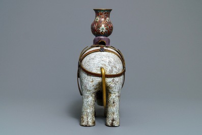 Un grand mod&egrave;le d'un &eacute;l&eacute;phant en &eacute;maux cloisonn&eacute;s, Chine, 19/20&egrave;me