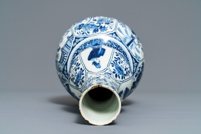 Un vase de forme double gourde en fa&iuml;ence de Delft bleu et blanc, d&eacute;but du 18&egrave;me