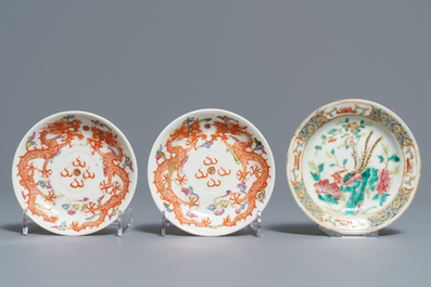 Une collection de th&eacute;i&egrave;res, pots &agrave; pinceaux et assiettes en porcelaine de Chine famille rose, 19/20&egrave;me