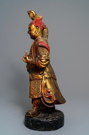 Een grote Chinese verguld houten figuur van een bewaker, 17/18e eeuw