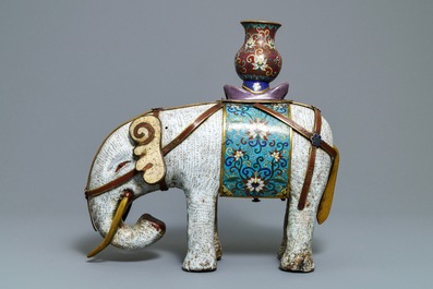 Een groot Chinees cloisonn&eacute; model van een olifant, 19/20e eeuw