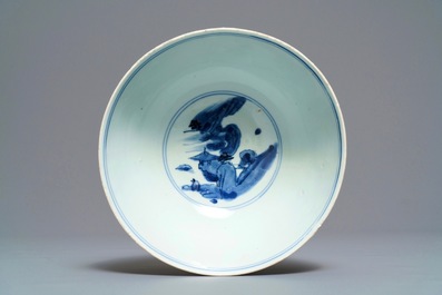 Un bol en porcelaine de Chine bleu et blanc &agrave; d&eacute;cor de figures sur taureaux, &eacute;poque Transition