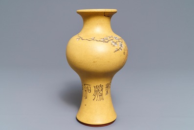 Een Chinese Yixing steengoed vaas, gesign. Ren Ganting, reli&euml;fmerk, 20e eeuw