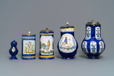 Vier kannen met tinnen deksels en een strooier in Brussels aardewerk, 18/19e eeuw