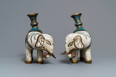 Une paire de grands mod&egrave;les d'&eacute;l&eacute;phants en &eacute;maux cloisonn&eacute;s, Chine, 19&egrave;me