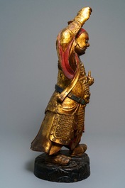 Une figure d'un gardien en bois sculpt&eacute; et dor&eacute;, Chine, 17/18&egrave;me