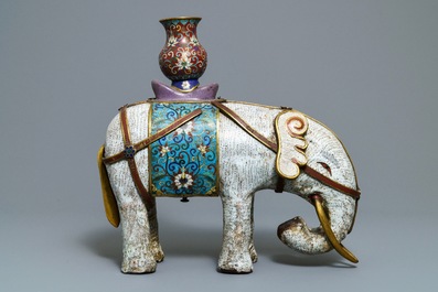 Een groot Chinees cloisonn&eacute; model van een olifant, 19/20e eeuw