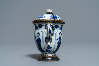 Quatre th&eacute;i&egrave;res et verseuses en porcelaine de Chine famille rose et bleu et blanc, Kangxi/Qianlong