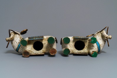 Une paire de grands mod&egrave;les d'&eacute;l&eacute;phants en &eacute;maux cloisonn&eacute;s, Chine, 19&egrave;me