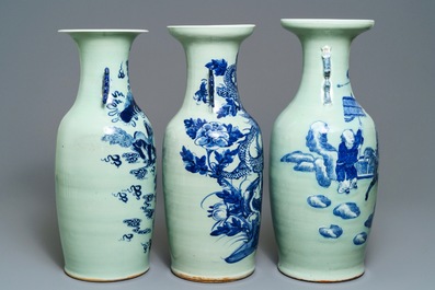 Trois vases en porcelaine de Chine bleu et blanc sur fond c&eacute;ladon, 19&egrave;me