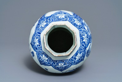 Een Chinese blauwwitte balustervaas met figuratief decor, Transitie periode