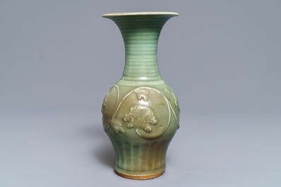 Un vase en porcelaine de Chine c&eacute;ladon de Longquan &agrave; d&eacute;cor de pivoines, Song/Ming