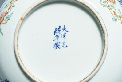 Sept assiettes, deux bols couverts et une th&eacute;i&egrave;re en porcelaine de Chine famille rose et doucai, 19/20&egrave;me
