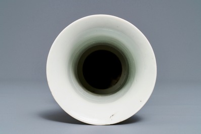 Un vase en porcelaine de Chine famille rose &agrave; d&eacute;cor de la production de bl&eacute;, marque de Kangxi, 19&egrave;me