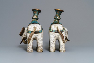 Une paire de grands mod&egrave;les d'&eacute;l&eacute;phants en &eacute;maux cloisonn&eacute;s, Chine, 19&egrave;me