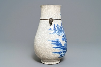 Un vase de forme hu en porcelaine de Chine bleu et blanc dite &quot;de Nankin&quot;, 19&egrave;me