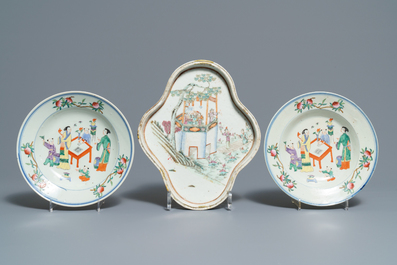 Une collection de th&eacute;i&egrave;res, pots &agrave; pinceaux et assiettes en porcelaine de Chine famille rose, 19/20&egrave;me