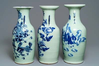 Trois vases en porcelaine de Chine bleu et blanc sur fond c&eacute;ladon, 19&egrave;me