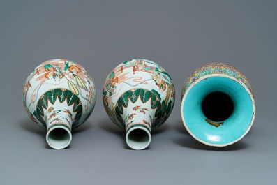 Une paire de vases en porcelaine de Chine famille verte et un vase en famille rose, 19&egrave;me
