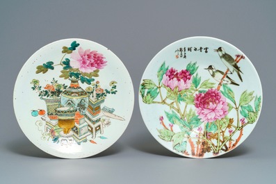 Twee Chinese qianjiang cai schotels, een hoedensteun en een vierkante vaas, 19/20e eeuw
