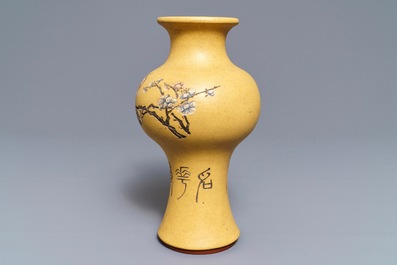 Un vase en gr&egrave;s de Yixing, sign&eacute; Ren Ganting, Chine, marque en creux, 20&egrave;me