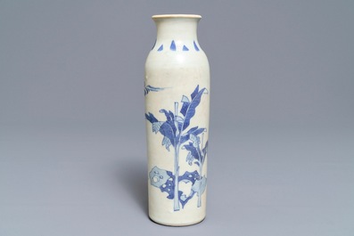 Een Chinese blauwwitte rouleau vaas met figuratief decor, Hatcher cargo, Transitie periode