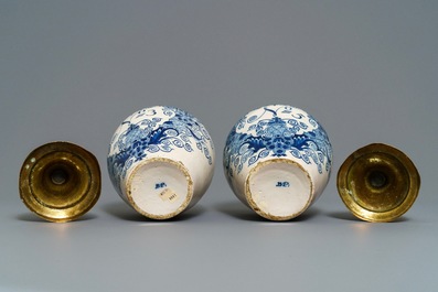 Trois pots &agrave; tabac en fa&iuml;ence de Delft bleu et blanc, 18&egrave;me