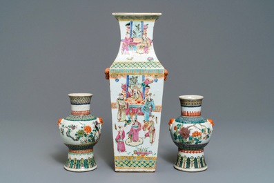 Une paire de vases de forme hu et un de forme carr&eacute; en porcelaine de Chine famille rose, 19&egrave;me