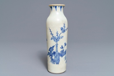 Een Chinese blauwwitte rouleau vaas met decor van bloemvazen, Hatcher cargo, Transitie periode