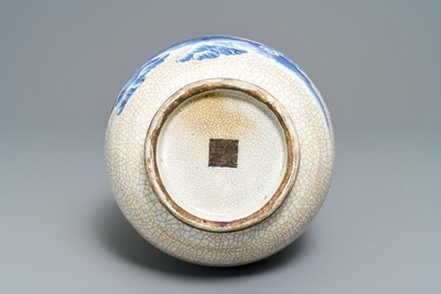 Een Chinese blauwwitte Nanking craquel&eacute; hu vaas, 19e eeuw