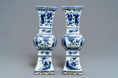 Een paar Chinese blauwwitte vazen, 19e eeuw