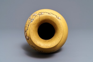 Een Chinese Yixing steengoed vaas, gesign. Ren Ganting, reli&euml;fmerk, 20e eeuw