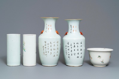 Deux vases, deux portes-chapeau et une jardini&egrave;re en porcelaine de Chine famille rose, 19/20&egrave;me