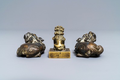 Een paar Chinese bronzen scrollgewichten en een zegel in de vorm van leeuwen, Ming en 18e eeuw