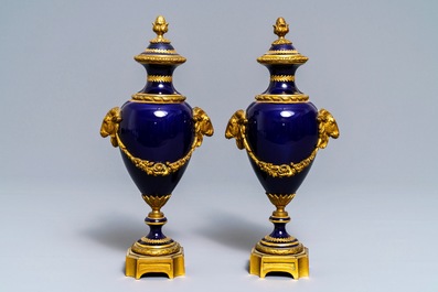 Une paire de vases couverts en porcelaine dans le style de S&egrave;vres aux montures en bronze dor&eacute;, France, 19/20&egrave;me