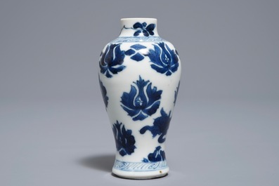 Une paire de vases miniatures en porcelaine de Chine bleu et blanc, marques pseudo-Delft, Kangxi