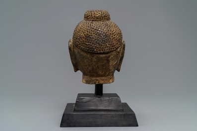 Une t&ecirc;te de Bouddha Shakyamuni en pierre sculpt&eacute;e, Chine, Ming ou apr&egrave;s