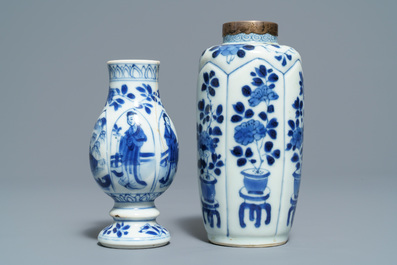 Cinq vases en porcelaine de Chine bleu et blanc, Kangxi