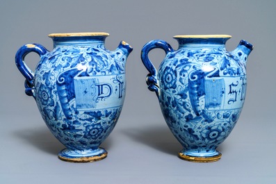 Een paar berettino blauwe siroopkannen in Italiaanse majolica, Veneti&euml; of Rome, gedat. 1592