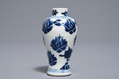 Une paire de vases miniatures en porcelaine de Chine bleu et blanc, marques pseudo-Delft, Kangxi