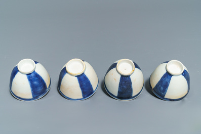 Une verseuse 'aftaba' et douze tasses en porcelaine de Chine bleu et blanc d'une &eacute;pave, &eacute;poque Transition