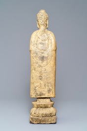 Une figure de Bouddha debout en pierre sculpt&eacute;e, Chine, Ming ou apr&egrave;s